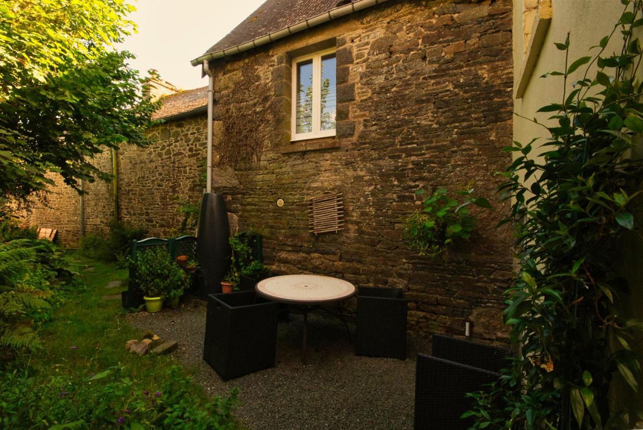 Auberge Le Canard Qui Rit Plélauff Екстериор снимка