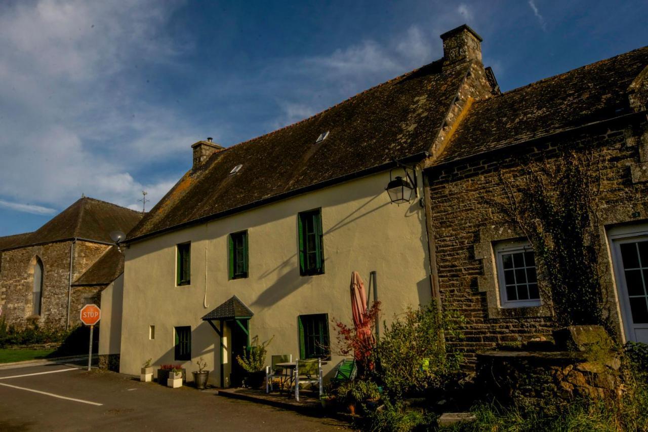 Auberge Le Canard Qui Rit Plélauff Екстериор снимка